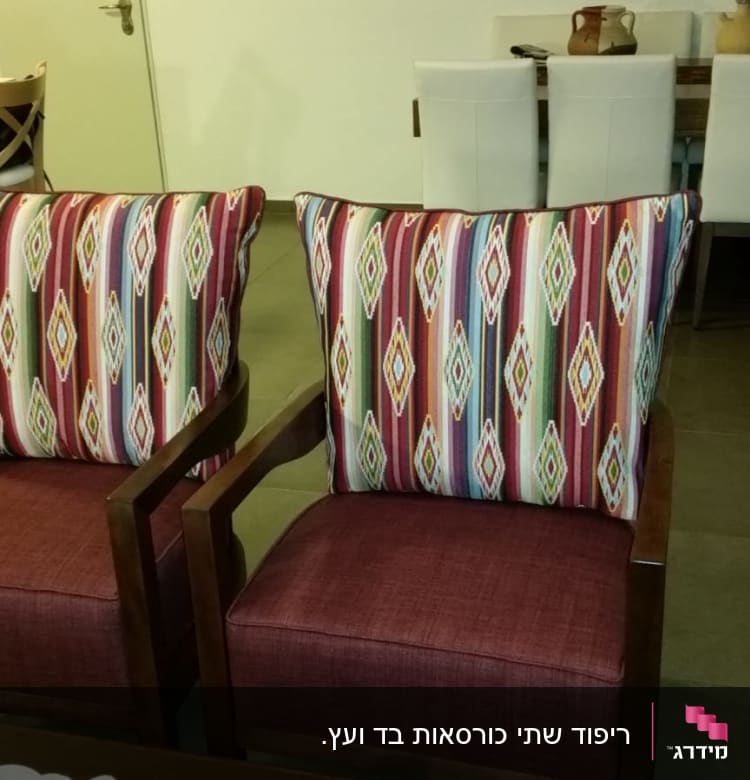 כריות צבעוניות עם דוגמאות גיאומטריות על כורסאות